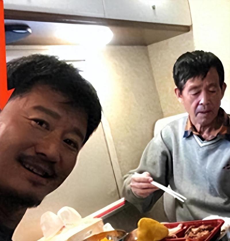 吴京饰演的元威是一位武术界的传奇人物,他与老罗有着深厚的渊源,吴京的表演霸气十足,展现了元威的强大气场和卓越技艺,他的出现不仅推动了剧情的发展,也让观众看到了龙虎武师精神的传承与延续。