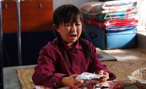 小妹作为家中最小的孩子,备受姐姐们的宠爱,她天真无邪,单纯善良,小妹对世界充满了好奇,总是睁着一双大眼睛探索着周围的一切,她的存在为家庭带来了无尽的欢乐和温馨。