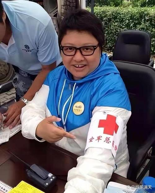 父亲是家庭的顶梁柱,他辛勤工作,努力维持着家庭的生计,他虽然不善言辞,但对孩子们的爱却深沉而内敛,父亲用自己的行动为孩子们树立了榜样,教会了他们坚韧、勤劳和责任。