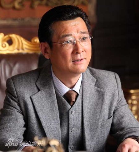 [男性角色名字]——[演员名字]饰
