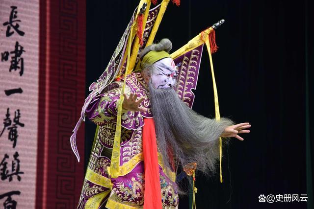 刘亭作的表演风格独具特色,他不追求夸张的外在表现,而是注重从内在去塑造角色,他深入挖掘李晟达的性格特点和背景故事,为角色注入了丰富的内涵,这种细腻的演绎方式,使得李晟达这个角色变得真实而立体,不再是一个平面的形象,而是一个有血有肉、可以让观众产生共鸣的人物。