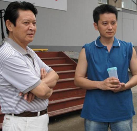 在与其他演员的对手戏中,刘亭作同样展现出了卓越的表演能力,他能够与不同风格的演员默契配合,碰撞出精彩的火花,这种团队合作的精神,也为整个作品增添了不少色彩。