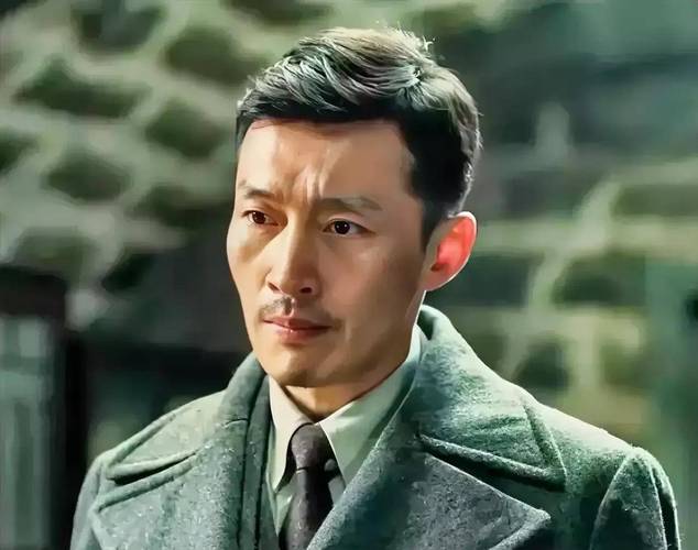 陆风作为主角,他的成长历程令人动容,从一个迷茫的特工,逐渐成长为一个坚定的共产主义战士,他的转变过程体现了信仰的力量。