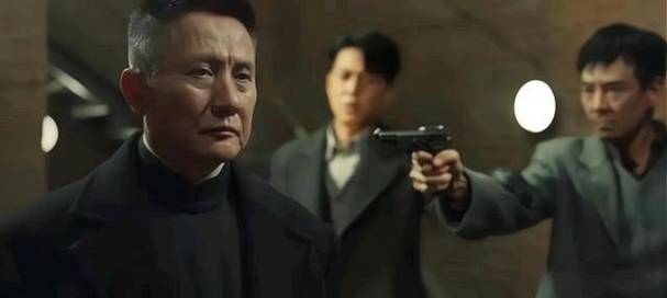 闪官则是一个充满矛盾的人物,他一方面对陆风有着特殊的情感,另一方面又为了自己的利益不择手段,他的存在让剧情更加扑朔迷离。