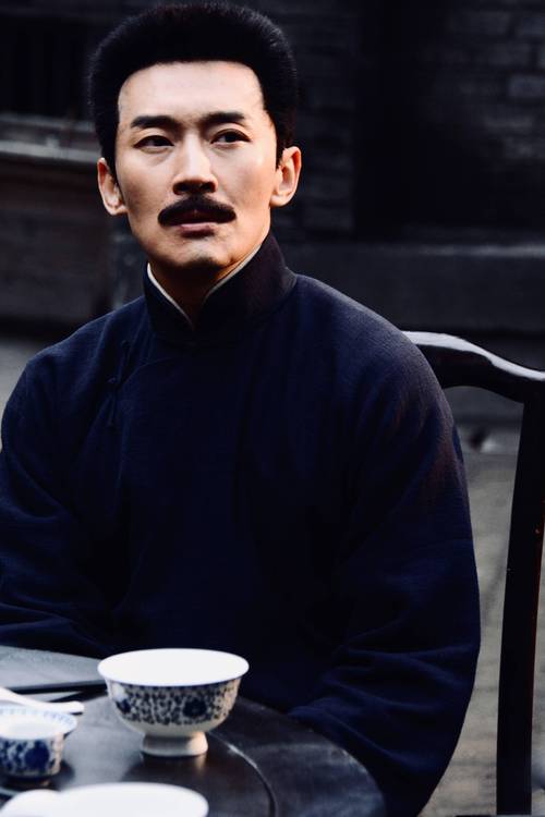 沈啸的冷酷与智谋,蓝冰的坚韧与情感,花向雨的温柔与坚定,都为剧情增添了丰富的色彩。