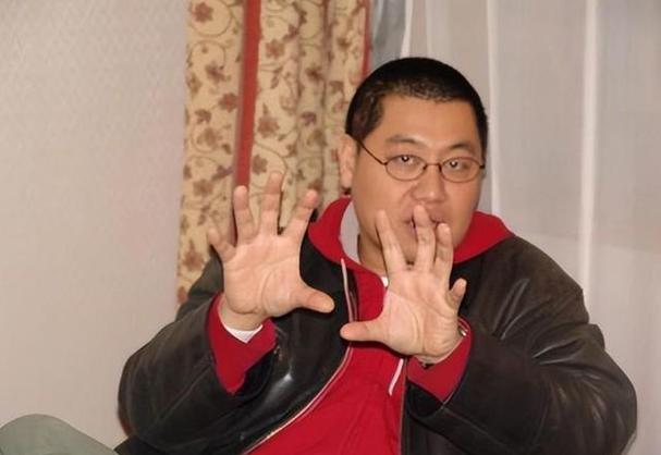 吴名的演艺之路并非一帆风顺,在成为李耿候的扮演者之前,他可能经历了无数次的试镜失败,面对过各种质疑和困难,但他始终没有放弃,凭借着对表演的热爱和执着,不断提升自己的演技,等待着那个属于他的机会。