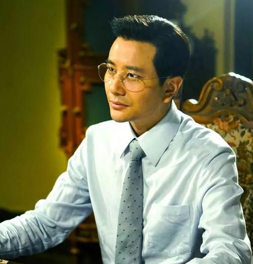 吴名作为李耿候的扮演者,已经成功地在观众心中留下了深刻的印象,他的演艺之路才刚刚开始,未来充满了希望和机遇,让我们共同期待他在演艺界继续发光发热,为我们带来更多优秀的作品和精彩的表演,也希望更多像吴名这样的优秀演员能够脱颖而出,为影视行业注入新的活力和创造力,在这个充满竞争和挑战的演艺世界里,吴名以他独特的方式展现了自己的价值,也让我们更加坚信,只要有梦想、有努力,就一定能够在舞台上绽放光芒,无论是李耿候还是吴名本人,都将成为我们记忆中不可磨灭的一部分,让我们一起见证他未来的演艺之路,期待他带给我们更多的惊喜和感动。