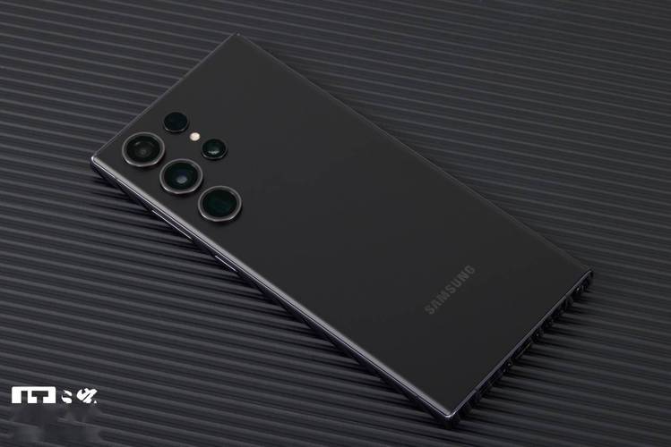 三星Galaxy Note Pro P901(32G 3G版)黑色版凭借其卓越的硬件配置、独特的S Pen体验、高清大屏的视觉盛宴、全面的商务功能以及丰富的娱乐体验,成功地在商务与娱乐之间架起了一座桥梁,成为了跨界精英们的理想选择,在这个快节奏的时代,它不仅是提升工作效率的得力助手,更是享受生活的最佳伴侣,未来已来,让我们携手三星Galaxy Note Pro P901,共同开启更加精彩的数字生活新篇章。