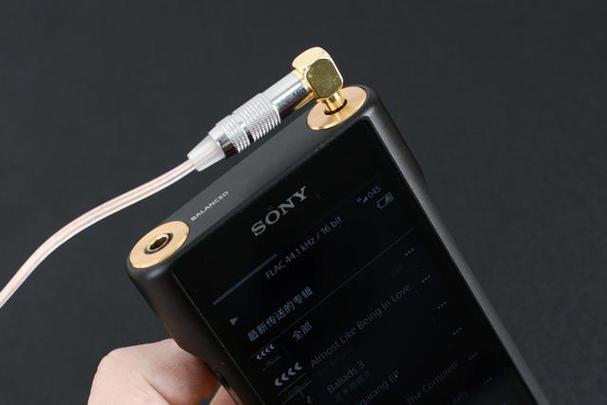 值得一提的是,索尼S1100C-P54017556还配备了丰富的接口,包括USB 2.0、HDMI、RJ45、声音输入输出孔等,满足了用户多样化的连接需求,内置的无线网卡和蓝牙模块也让用户能够轻松实现无线连接和数据传输。
