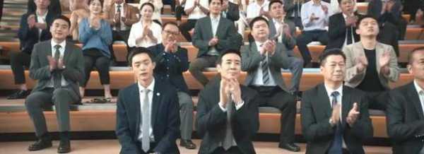 在剧中的许多场景中,黄毅的表演都令人赞叹不已,比如在与其他角色的互动中,他能够巧妙地展现出钟离的个性特点,既不张扬却又有着独特的存在感,他与主角之间的默契和情感交流,也为剧情增添了许多温情和动人的元素,在一些紧张刺激的情节里,黄毅又能迅速切换到紧张状态,展现出钟离的果敢和决断,让观众为之心悬。