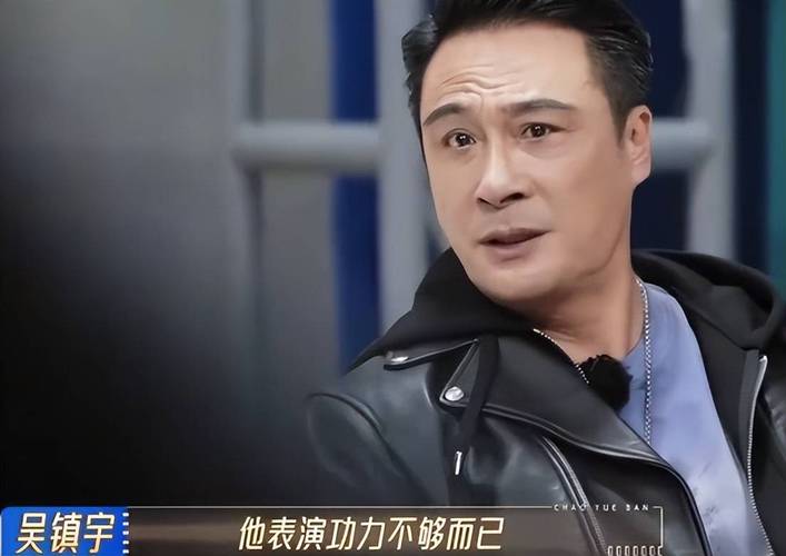 除了演技出色,黄毅本身也具备着独特的气质,他的形象和气质与钟离这个角色相得益彰,为角色增添了不少魅力,他有着清澈而坚毅的眼神,这与钟离的内在品质相契合,他的举止和言谈也展现出一种优雅和自信,使得他在诠释钟离时更加得心应手。