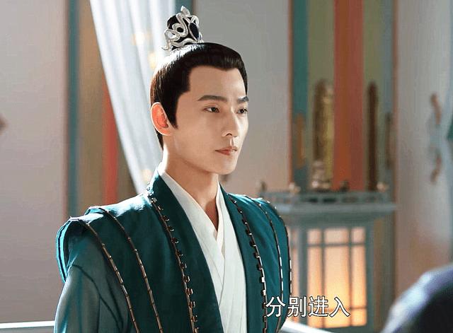 《且试天下》中的钟离因为黄毅的演绎而变得鲜活生动,而黄毅也因为钟离这个角色而开启了自己演艺生涯的新篇章,他们相互成就,共同创造了一段精彩的影视传奇,让我们共同祝愿黄毅在未来的演艺事业中能够一帆风顺,继续为我们展现他的才华和魅力,让我们继续在他的表演中领略艺术的魅力和力量。