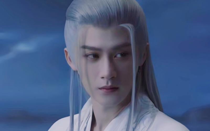 相柳，这个神秘而迷人的角色由[演员名字]出演，他外表冷酷，内心却有着无尽的柔情，与小夭之间有着复杂而深刻的情感纠葛，他的身世和使命在第二季中或许会有更多的揭示，让观众更加深入地了解他。