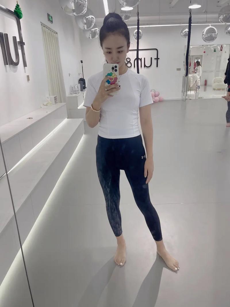 为了更好地诠释钟海,刘瀚阳还进行了大量的身体训练和形象塑造,他通过锻炼来增强自己的体魄,让自己更符合角色的形象设定,他也注重细节,从服装搭配到发型设计,都力求与钟海这个角色完美契合。