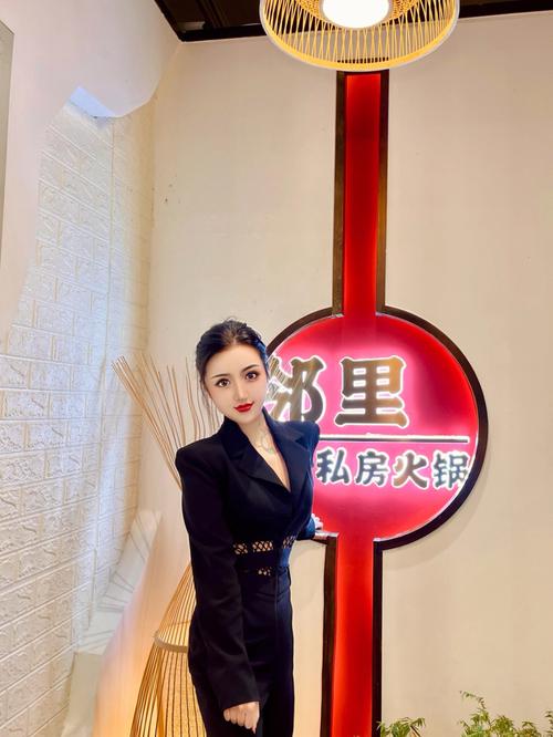 刘晓虎饰演姜宇凡:姜宇凡是一位帅气多金的律师,对明亮展开了热烈的追求。