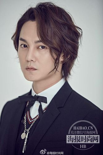 尹正的演艺之路并非一帆风顺,但他始终保持着对表演的热爱和执着,他不断地积累经验,提升自己的能力,在一部部作品中展现出自己的才华,从最初的默默无闻到如今的备受瞩目,尹正一步一个脚印地走了过来。