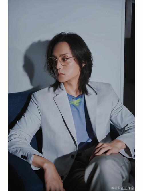 让我们继续关注尹正,期待他在未来能够为我们带来更多令人难忘的角色和作品,他是一颗璀璨的明星,在演艺的天空中绽放出属于自己的光芒,傅子遇的故事已经结束,但尹正的演艺之路还将继续前行,让我们一起陪伴他走过每一个精彩的瞬间。