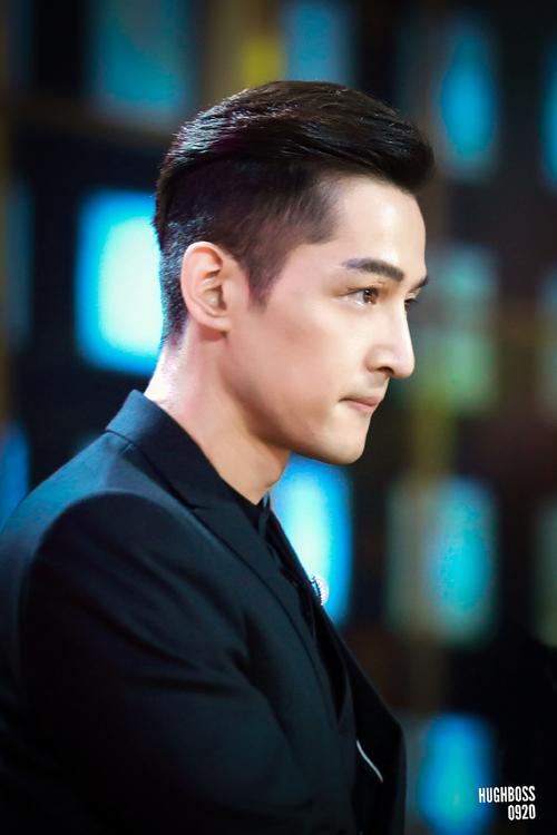 胡歌的表演之所以能够如此打动人心,不仅仅是因为他的演技高超,还在于他与角色之间的共鸣,胡歌自身的经历也让他能够更好地理解莫循的内心世界,他曾经经历过人生的低谷,却凭借着坚韧不拔的毅力重新站了起来,这种对生活的感悟和体验,让他在诠释莫循时更加能够带入自己的情感,使角色更加真实可感。