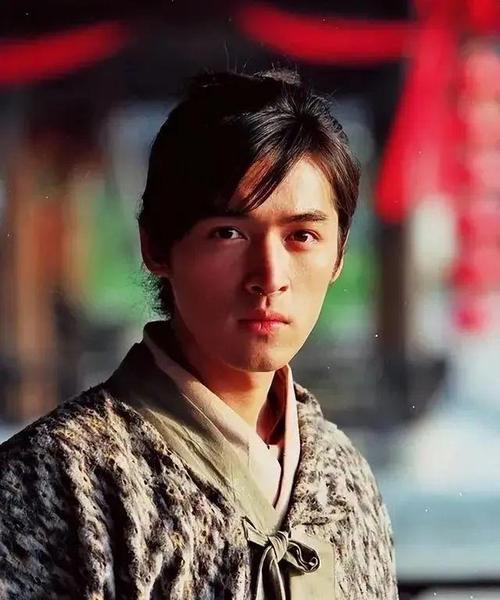 回顾胡歌的演艺生涯,他塑造了许多经典的角色,从早期的李逍遥到后来的梅长苏等,每一个角色都有着独特的魅力和影响力,而莫循这个角色,则是他演艺生涯中的又一个重要里程碑,他通过莫循展现了自己在表演上的多面性和深度,也让观众看到了他不断成长和进步的过程。