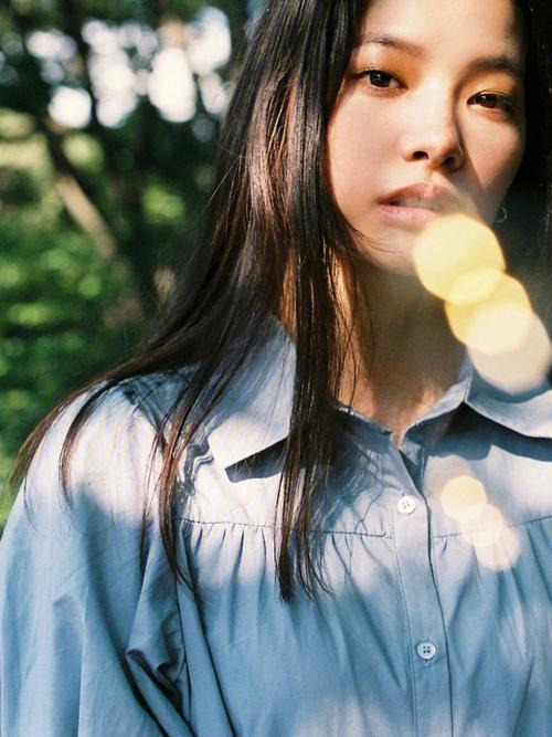 符文婷,或许对于很多观众来说,这个名字并不像一些一线明星那样如雷贯耳,但她在《天涯热土》中的出色表现却让人们对她刮目相看,龙小娇这个角色在剧中有着丰富的情感和鲜明的个性,她的一颦一笑、一举一动都被符文婷演绎得淋漓尽致。