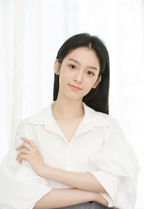 凤知微在这一集中也面临着诸多挑战,她一方面要应对来自各方的压力,另一方面还要努力寻找自己身世的真相,在调查过程中,她发现了一些令人震惊的秘密,这些秘密不仅关乎她个人的命运,也可能会对整个天盛王朝产生重大影响。