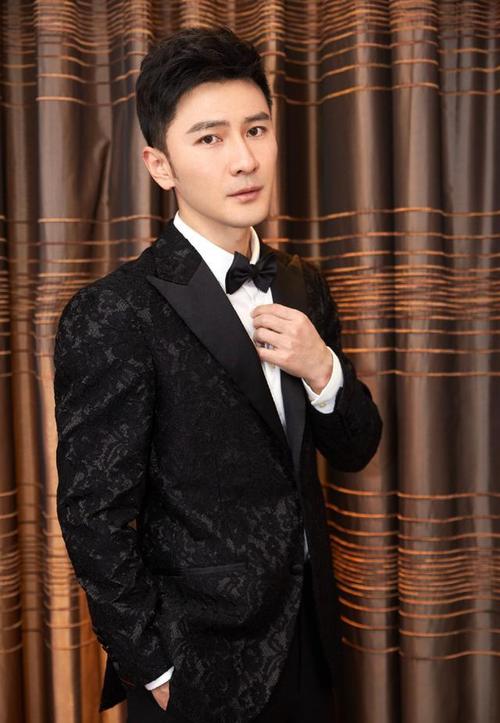 让我们一起期待刘恩佑在未来的演艺道路上能够越走越远,继续为我们展现更多优秀的表演,也让我们铭记他在《青春烈火》中所塑造的纳兰东,那个充满魅力和故事的角色,在青春的烈火中,刘恩佑用他的表演点燃了我们心中的激情,让我们感受到了梦想和奋斗的力量。