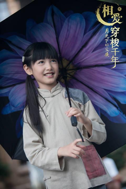 《相爱穿梭千年 2》中的飞飞,因为张籽沐的演绎而变得更加生动和可爱,而张籽沐,也因为飞飞这个角色而让更多的人认识和喜爱,她的表演不仅仅是一种艺术的呈现,更是一种情感的交流,让我们一起继续关注张籽沐,期待她在未来能够带给我们更多的惊喜和感动。