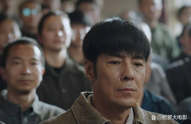 郭晓冬在《许你万家灯火》中对叶家明的成功演绎,让我们看到了一个演员的无限可能,他用自己的实力和魅力征服了观众,也为中国的演艺事业增添了一抹亮丽的色彩,相信在未来的日子里,他会继续给我们带来更多的惊喜和感动,让我们一起期待吧!
