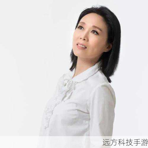 王琳饰演的吴琼,是一位时尚且有个性的母亲,她对儿女的关心无微不至,有时略显唠叨,但那都是她爱的体现。