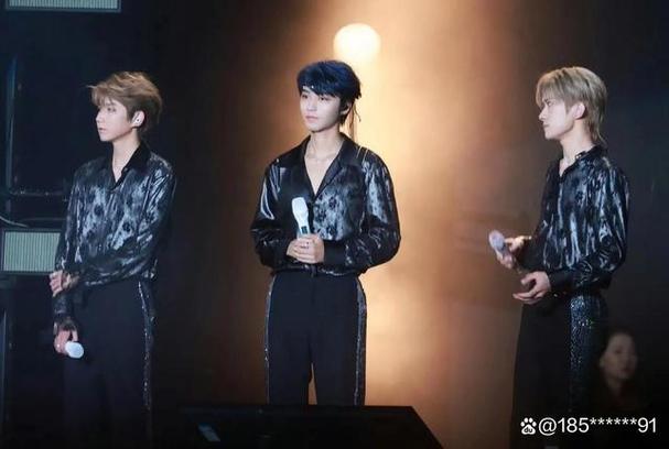 在回顾 EXO 在《中国爱大歌会》上的表现时,我们也不能忽视背后众多工作人员的辛勤付出,从导演组到舞台设计、灯光音响等各个环节,每一个人都为这场综艺盛宴付出了巨大的努力,正是他们的专业和敬业,才使得 EXO 的表演能够如此完美地呈现在观众面前。
