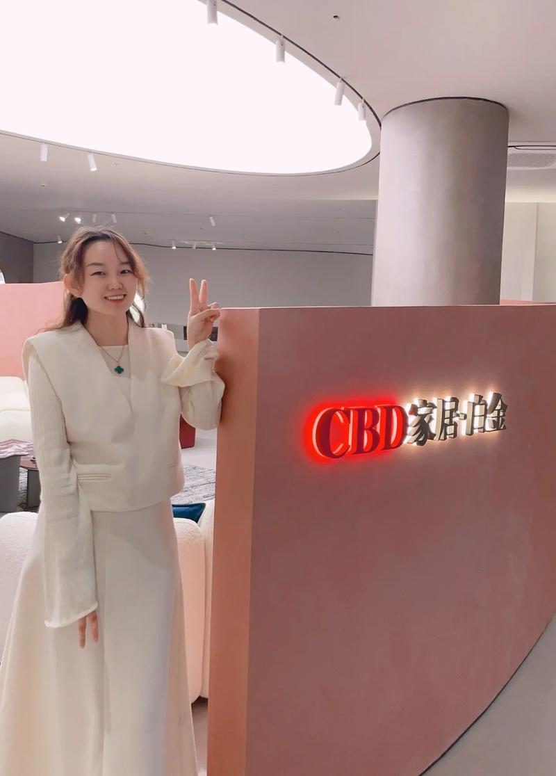 在这一集中,人物之间的互动和情感碰撞更加激烈,何欢与同事们之间的合作与矛盾,白杨与朋友之间的交流与支持,都让观众更加深入地了解了他们的性格和内心世界,何欢在面对工作困境时,同事们有的给予了鼓励和帮助,有的则抱有不同的态度,这使得职场的氛围更加真实和复杂。