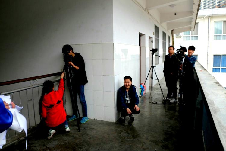 随着剧情的推进,观众们更加期待后续的发展,何欢在工作上还会遇到哪些挑战?白杨的感情又将走向何方?蒋俊豪的事业能否更上一层楼?这些问题都让观众们迫不及待地想要知道答案。