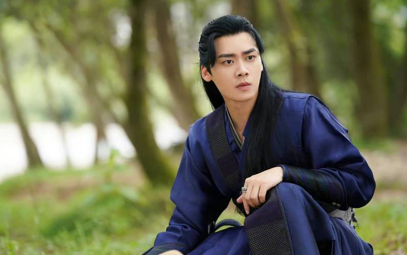 演员们精彩的表演也为这些角色注入了生命力,李易峰将张小凡的憨厚、善良和坚韧演绎得淋漓尽致;赵丽颖把碧瑶的灵动和深情展现得十分到位;杨紫则成功地塑造了陆雪琪的高冷与深情,其他演员们也都通过自己的表演,让这些角色栩栩如生地呈现在观众眼前。
