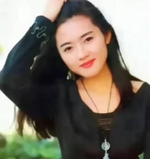 回顾李丽珍的演艺生涯,我们可以看到她不断成长和进步的轨迹,她从一个青涩的少女逐渐成长为一个成熟的女演员,在演技上不断突破自我,挑战极限,她的坚持和努力,为她赢得了众多粉丝和观众的喜爱与尊重。