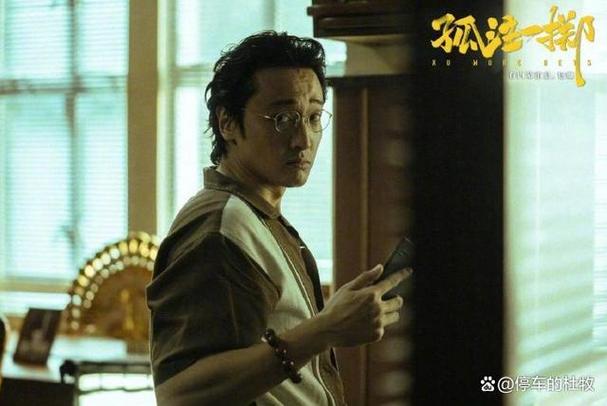 在这个充满变化和挑战的电影行业中,刘宇菁凭借着自己的实力和努力,稳稳地迈出每一步,她的电影作品就像一面镜子,反映出她的才华和努力,也折射出我们这个时代的特点和需求。
