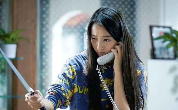 张姝阳,这个名字或许对于一些人来说还稍显陌生,但她在演艺道路上的执着与努力却是有目共睹的,她对于表演有着与生俱来的热爱,从小就梦想着能够在舞台和荧幕上展现自己的才华。