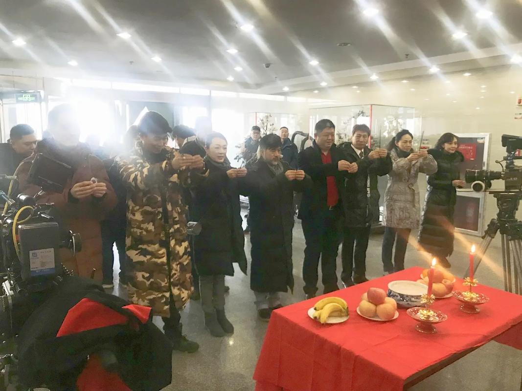成功的背后往往是不为人知的艰辛,在拍摄过程中,张姝阳也遇到了许多困难和挑战,高强度的拍摄任务让她的身体承受了巨大的压力,但她从未抱怨过一句,始终保持着高度的敬业精神,有一场戏需要在恶劣的环境中拍摄,张姝阳毫不犹豫地投身其中,尽管冻得瑟瑟发抖,但她依然坚持完成了拍摄。