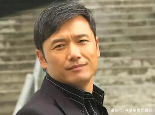 许绍雄则以他一贯的沉稳和老练,为剧集增添了一份厚重感,他的角色可能没有那么多的戏剧冲突,但正是这种平实和真实,让观众感受到了生活中那些默默坚守的力量。