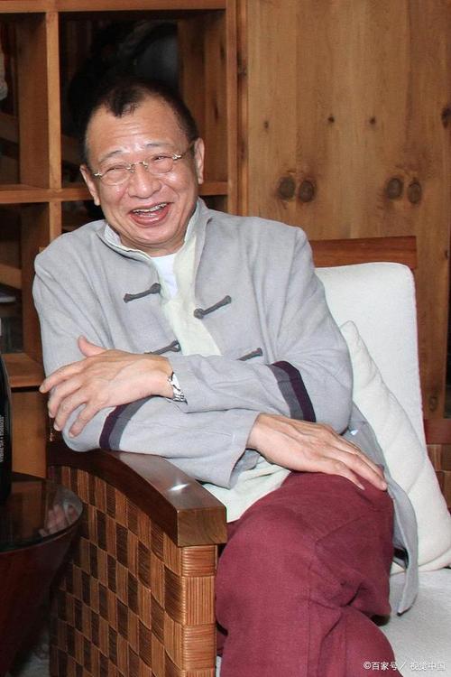 除了孙明明和许绍雄,剧中的其他演员们也都有着出色的表现,他们共同构建了一个丰富多彩的古董局中局世界,让观众仿佛置身其中,感受着那个充满神秘和危险的氛围。