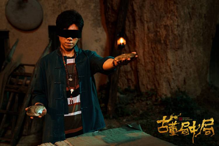 《古董局中局》第二季的制作精良也是其成功的重要因素之一,从场景布置到服装道具,每一个细节都力求还原那个特定的时代背景,让观众能够更好地沉浸在故事之中,而音效和配乐的巧妙运用,也为剧情增色不少,营造出了紧张、悬疑的氛围。
