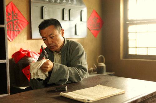 王强作为“陆军一号左同军的扮演者”,他以卓越的演技和敬业精神,为我们展现了一个有血有肉的军人形象,他的表演不仅为《陆军一号》增添了光彩,也为整个演艺界树立了榜样,让我们共同关注王强的演艺事业,期待他在未来能够带给我们更多的精彩演绎和难忘的角色,也希望更多的演员能够像王强一样,用心去塑造每一个角色,为观众带来更多优秀的影视作品,在这个充满挑战和机遇的时代,我们需要像王强这样的优秀演员,用他们的才华和努力,为我们的文化事业做出贡献,他们的表演不仅能够给我们带来娱乐,更能够让我们从中汲取力量,激励我们在生活中勇往直前,追求自己的梦想,王强的演艺之路还在继续,我们有理由相信,他将会在未来的日子里创造更多的辉煌,为我们带来更多的惊喜,让我们拭目以待,共同见证王强在演艺界的成长与进步,在回顾王强的演艺生涯时,我们不能忽视他在其他作品中的出色表现,他曾出演过众多题材各异的影视剧,每一次都能凭借独特的表演风格和精湛的演技给观众留下深刻印象,无论是古装剧、现代剧还是谍战剧,王强都能游刃有余地驾驭不同类型的角色,展现出他作为一名专业演员的素养和能力,在演艺界这个竞争激烈的环境中,王强始终保持着对表演的热情和初心,他不断学习和提升自己,积极探索新的表演方式和技巧,这种不断进取的精神,使他在众多演员中脱颖而出,成为备受瞩目的实力派演员,除了在演艺事业上取得的成就,王强还积极参与公益活动,用自己的行动传递正能量,他关心社会弱势群体,为他们发声和提供帮助,这种社会责任感,让我们看到了一个演员的担当和爱心,王强的成功并非偶然,他的背后是多年的努力和付出,他对表演艺术的执着追求和对角色的深入理解,使他成为了众多观众喜爱和尊敬的演员,他的演艺经历也为年轻演员们提供了宝贵的经验和启示,激励着他们在演艺道路上不断前进,在未来,我们期待王强能够继续为我们带来更多精彩的表演和优秀的作品,他的每一次演出都将成为观众们期待的焦点,他的名字也将成为演艺界的一面旗帜,让我们共同祝愿王强在演艺事业上取得更大的成功,为我们带来更多的精彩和感动,我们也希望更多的人能够关注和支持像王强这样优秀的演员,让他们在演艺界的舞台上绽放更加耀眼的光芒,随着时间的推移,王强在演艺界的地位将愈发稳固,他的表演也将不断被人们所铭记和传颂,他所塑造的左同军等角色,将成为经典,激励着一代又一代的观众,让我们一起见证王强的演艺传奇,共同为他加油助威!