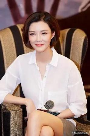 林氏家族众人:如林玉卿的父亲林大人、兄长林宇等,他们对林玉卿呵护备至,同时也在剧情的推进中发挥了重要作用。
