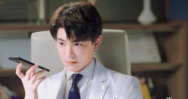 韩烁,一个原本心狠手辣的少城主,却在遇到陈芊芊后逐渐发生了改变,丁禹兮用他精湛的演技,让我们看到了韩烁内心的挣扎与成长,他能够在狠厉与温柔之间自如切换,无论是面对敌人时的冷酷决绝,还是对待陈芊芊时的深情款款,都演绎得恰到好处。