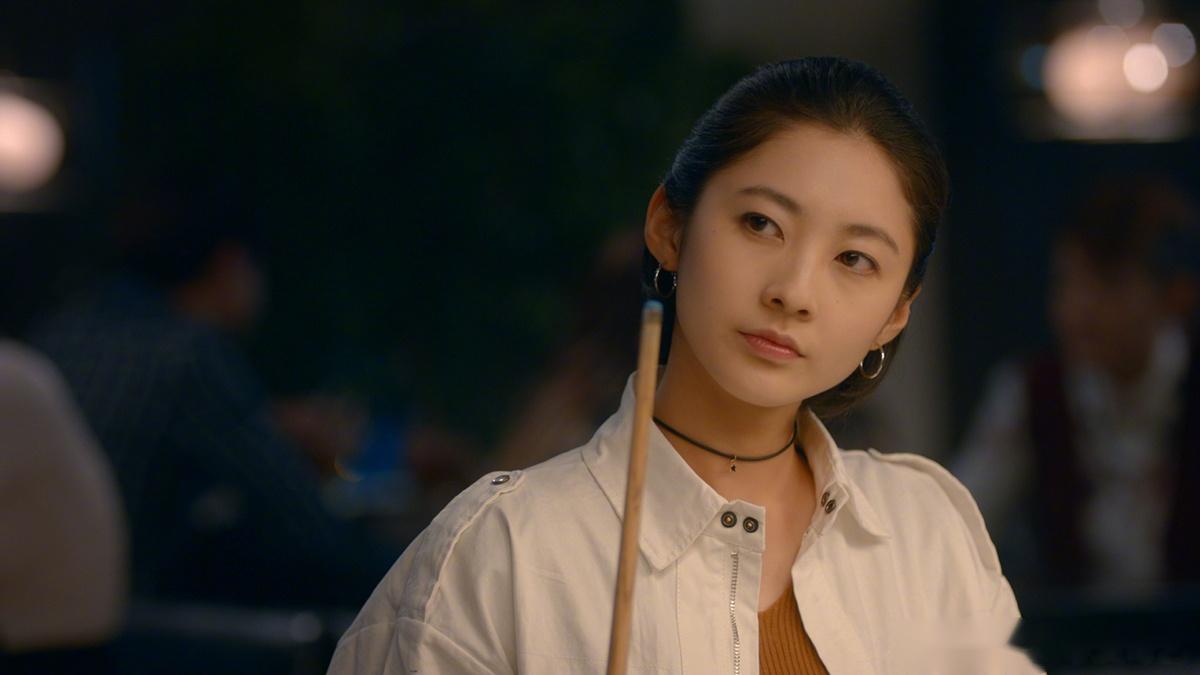 从赵莎莎的天真烂漫到经历挫折后的成长与蜕变,钱冬旎的表演层次分明,让观众能够跟随角色一同经历人生的起伏,她让我们看到了赵莎莎在爱情中的执着与迷茫,在追求梦想道路上的坚定与彷徨,钱冬旎用她的演技,让赵莎莎这个角色不仅仅是一个虚构的人物,更像是我们生活中可能会遇到的某个人,有着自己的故事和情感。