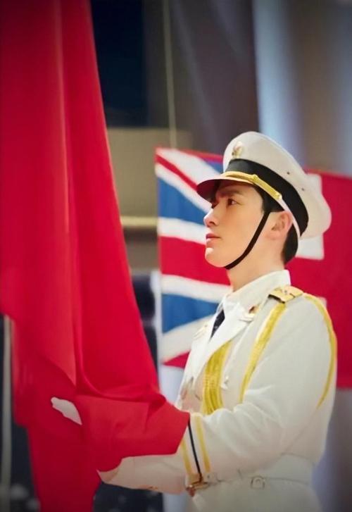 除了在表演方面的出色表现,于新博还展现出了极高的专业素养和敬业精神,在拍摄过程中,他始终保持着高度的专注和投入,无论面对多么艰苦的拍摄环境和高强度的拍摄任务,他都能够坚持到底,全力以赴地完成自己的表演工作,他的这种专业素养和敬业精神,也赢得了导演和其他演员的高度评价和尊重。