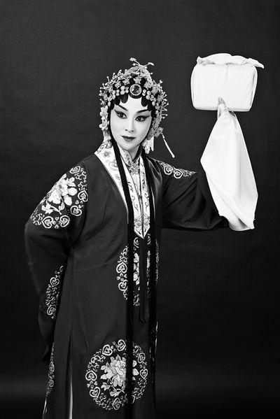 在当今竞争激烈的演艺圈中,像于新博这样能够凭借自己的实力和努力脱颖而出的演员并不多见,他的成功不仅仅是因为他的天赋和机遇,更是因为他的坚持和努力,他用自己的行动告诉我们,只要有梦想、有追求,并为之付出努力,就一定能够实现自己的人生价值。
