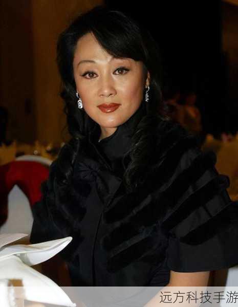 王姬的演艺之路并非一帆风顺，她经历过无数的挑战和困难，但凭借着对表演的热爱和执着，一路坚持了下来，她不断地磨练自己的演技，用心去体会每一个角色的情感和灵魂，力求为观众呈现最完美的表演。