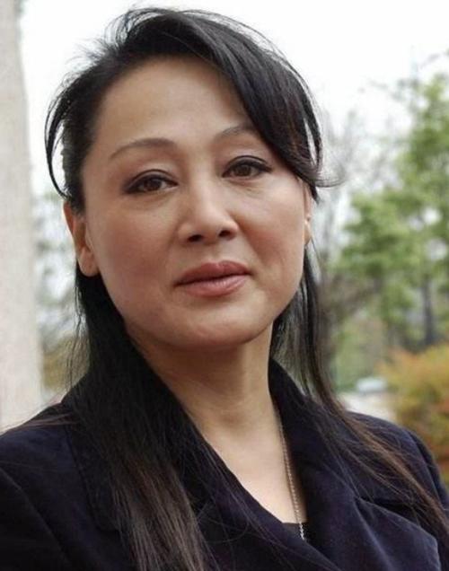 王姬在“我的极品老妈”中的出色表现以及她整个演艺生涯的辉煌成就，都让我们对她充满了敬意和钦佩，她是一位值得我们永远铭记和学习的优秀演员，她的才华和魅力将永远留在我们心中。