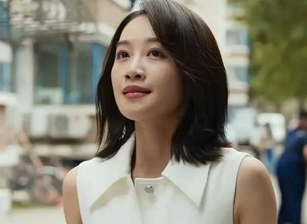 接下来是[重要配角名字]，由[演员名字]精彩演绎，这个角色在剧中起着至关重要的作用，他/她是[配角的主要性格特点和身份背景]，[演员名字]凭借其出色的演技，将该配角的独特气质和性格特点展现得十分到位，无论是与主角的互动，还是在自己的故事线中，都给观众留下了深刻的印象。