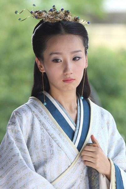 还有[另一个配角名字]，扮演者是[演员名字]，[这个配角的性格特点和身份背景]，他/她的存在为整个故事增添了丰富的色彩和层次感，演员[演员名字]精准地把握了这个角色的特点，通过生动的表演让观众记住了这个角色。
